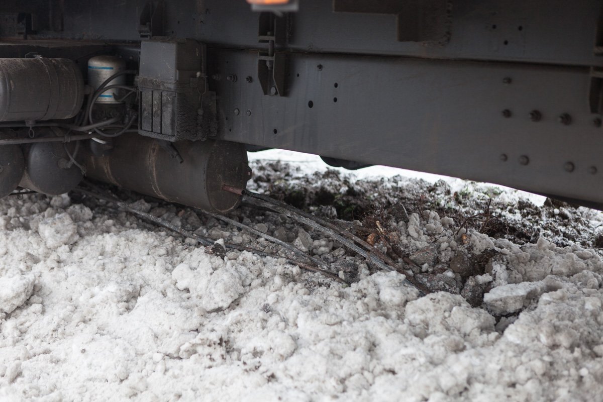 Грузовик протянул бетонную опору практически на 5 метров