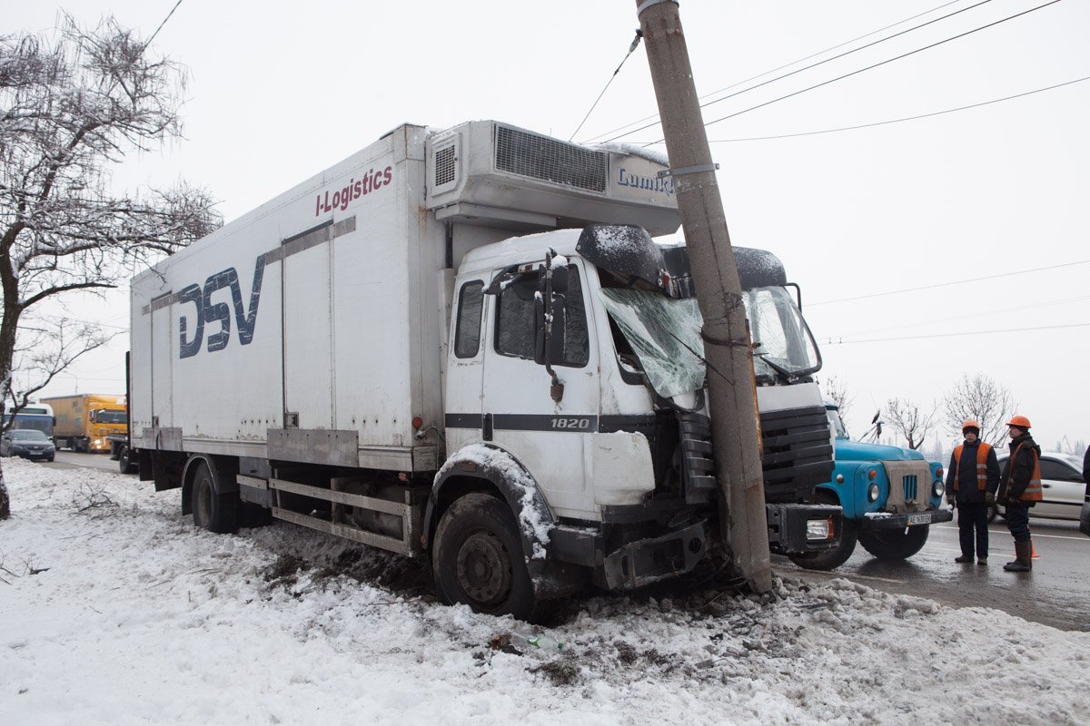 Движение транспорта на этом участке дороге затруднено