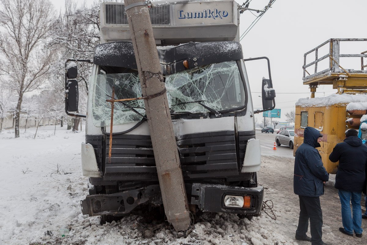 У автомобиля повреждено лобовое стекло