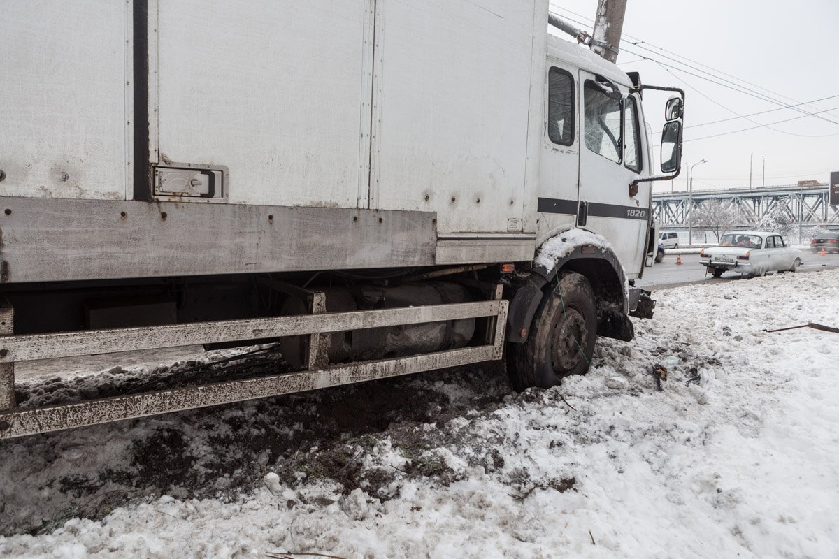 Из-за аварии на набережной приостановлено движение электротранспорта