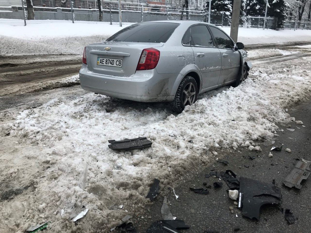 Один из автомобилей блокирует движение трамваев