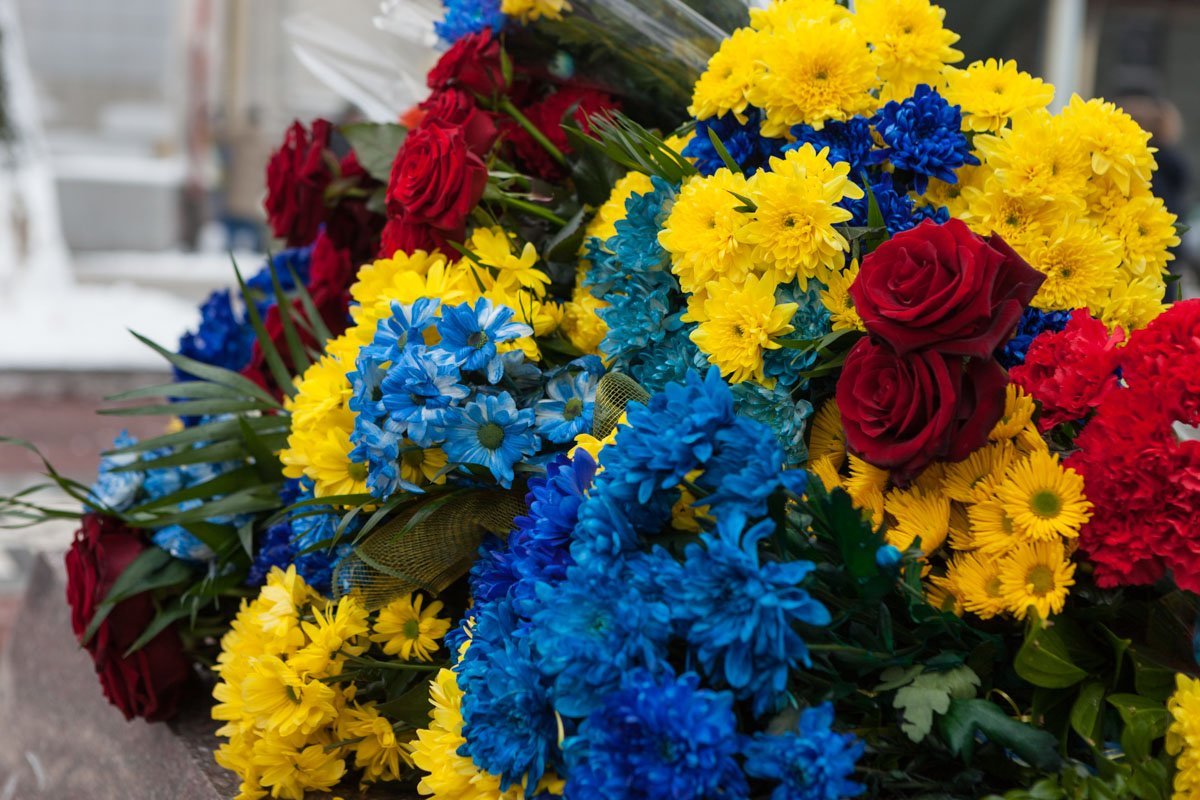 В Днепре в честь Дня Соборности Украины возложили цветы к памятнику Шевченко 1