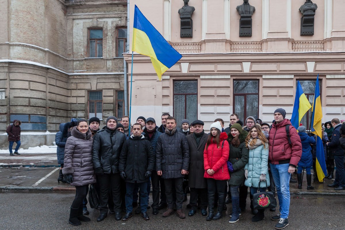 В Днепре в честь Дня Соборности Украины возложили цветы к памятнику Шевченко 2