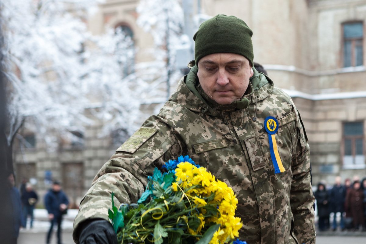 В Днепре в честь Дня Соборности Украины возложили цветы к памятнику Шевченко 5