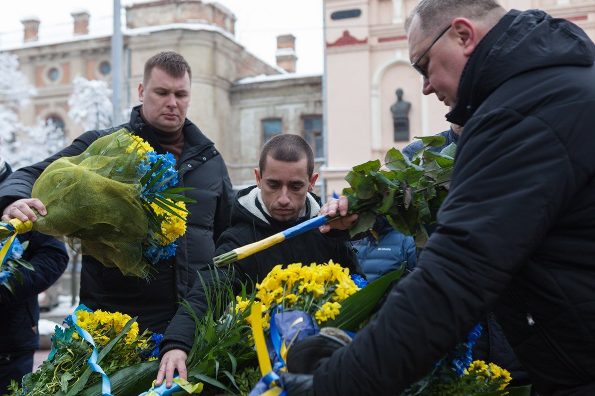 В Днепре в честь Дня Соборности Украины возложили цветы к памятнику Шевченко 6