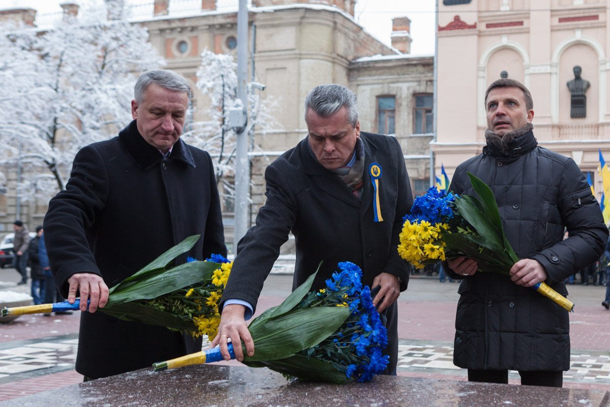 В Днепре в честь Дня Соборности Украины возложили цветы к памятнику Шевченко 9