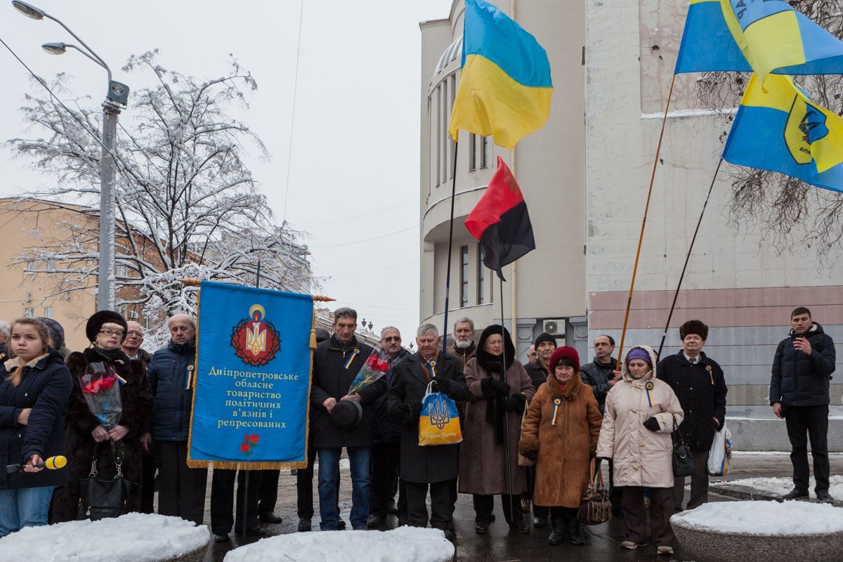 В Днепре в честь Дня Соборности Украины возложили цветы к памятнику Шевченко 10