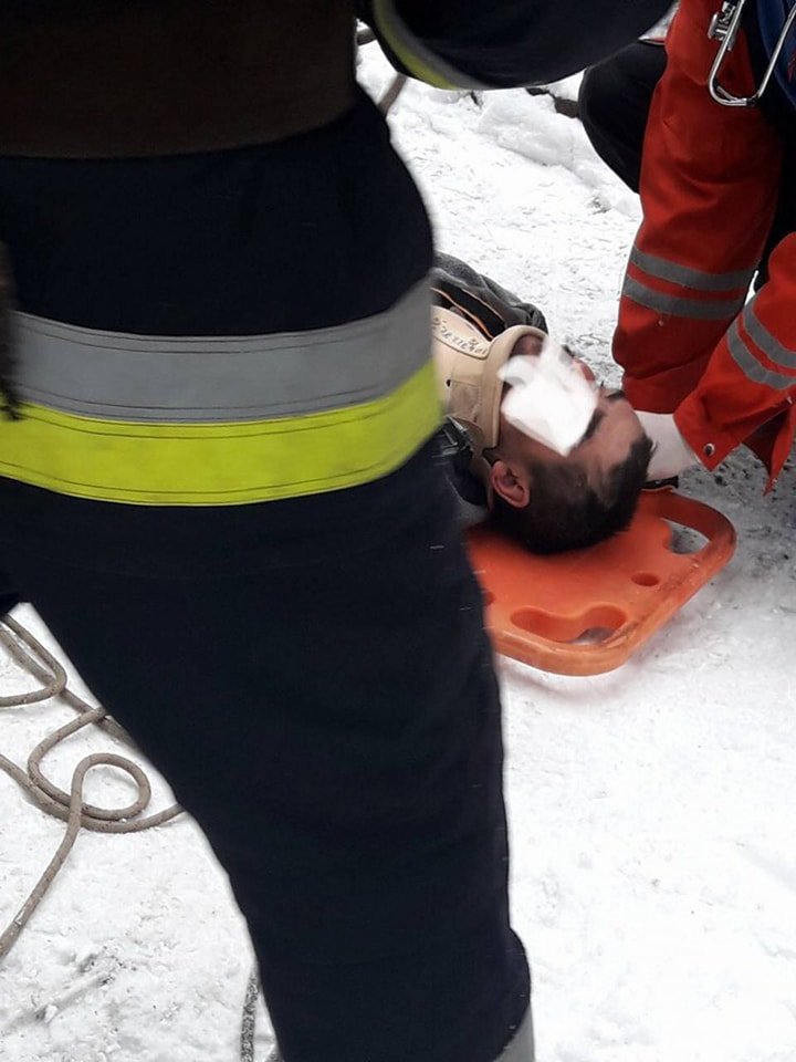 Мужчина, упавший в люк находился на глубине приблизительно 2 метра Мужчина, упавший в люк находился на глубине приблизительно 2 метра