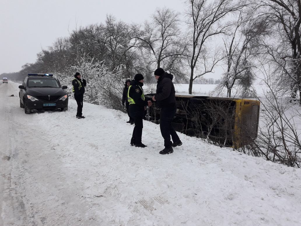На месте работают спасатели и полицейские