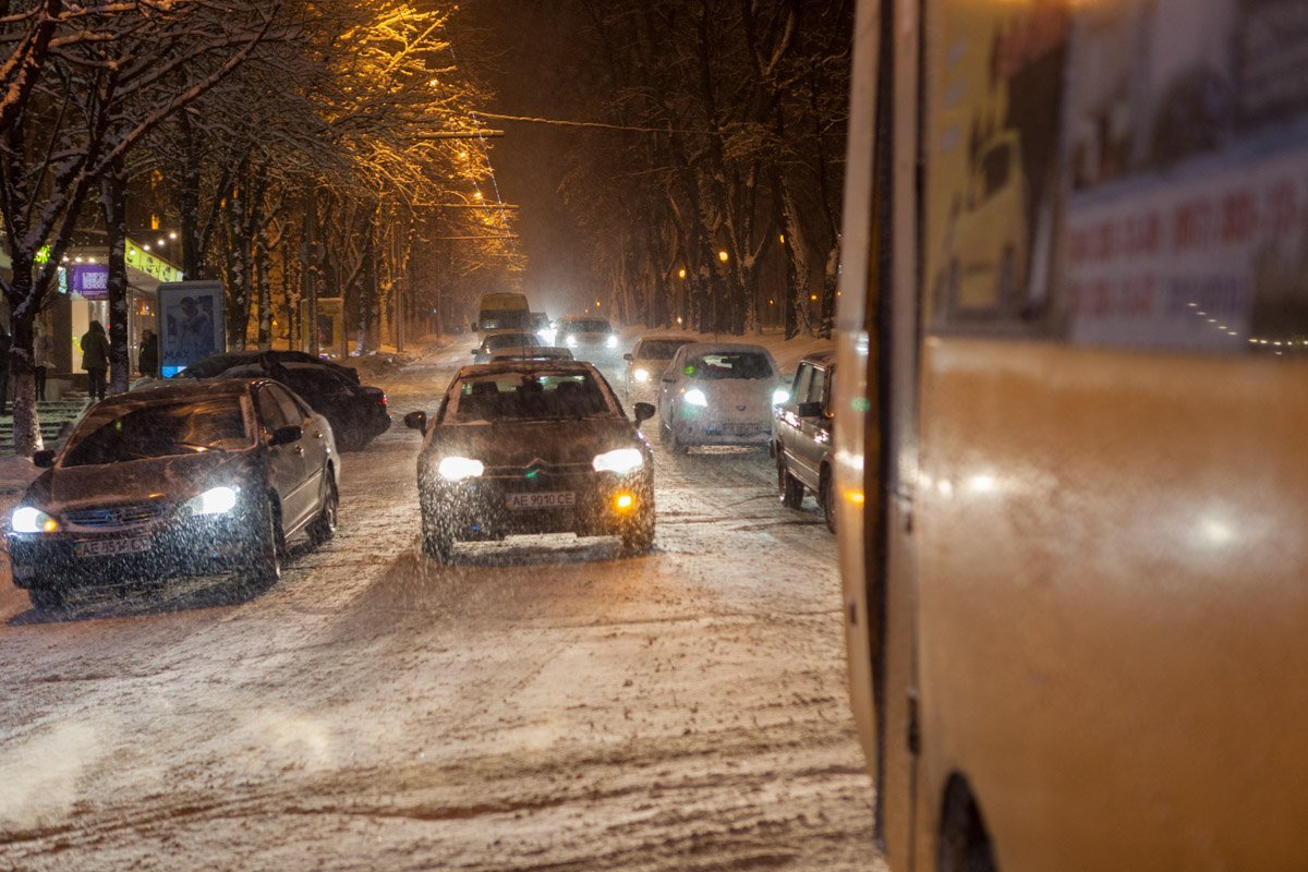 На пересечении проспекта Дмитрия Яворницкого и улицы Баррикадной столкнулись автомобиль Kia и маршрутка №101