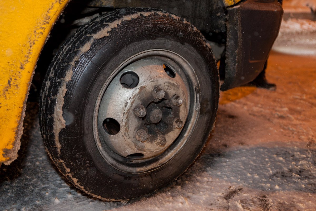 Водитель маршрутного такси протаранил автомобиль Kia правым передним колесом