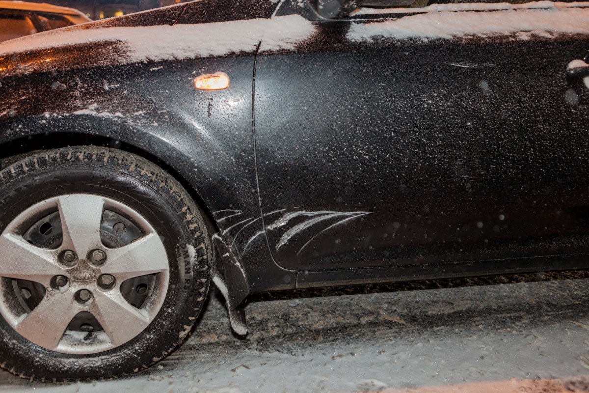 На боковой двери Kia появилась крупная вмятина и несколько царапин