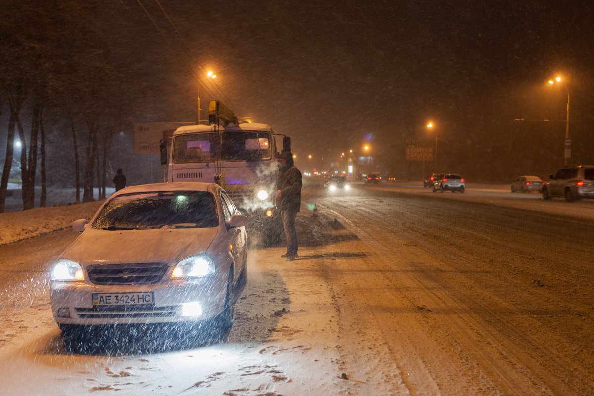 На пересечении Запорожского шоссе и улицы Высоковольтной столкнулись автомобиль Chevrolet и КАМАЗ