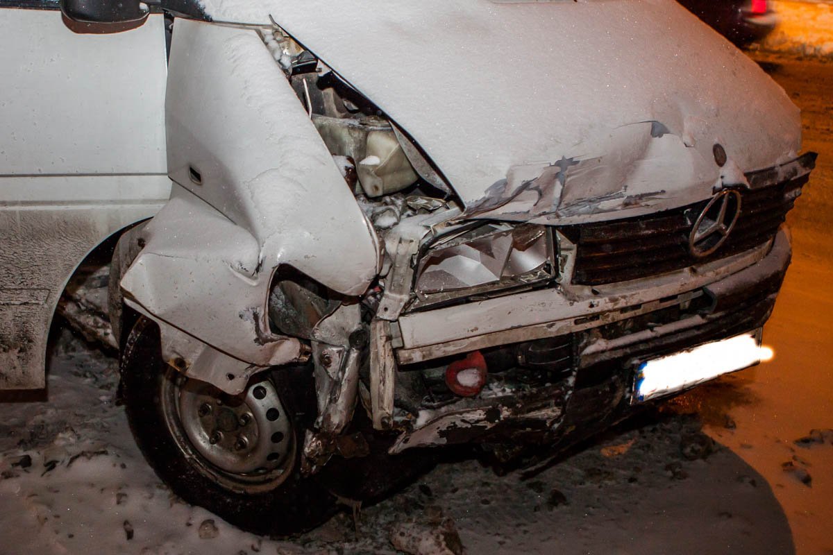 На улице Каруны столкнулись Honda и Mercedes Sprinter