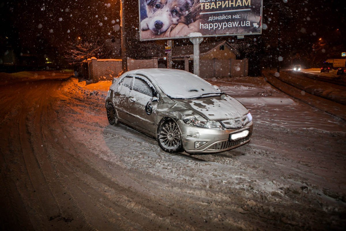 Водитель Honda, двигаясь со стороны улицы Воронцова в сторону Слобожанского проспекта, решил проскочить между автомобилями