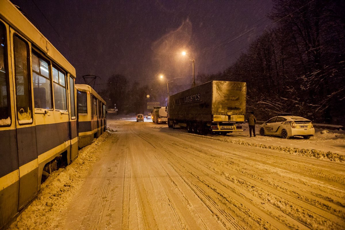 Снежная метель остановила движение транспорта Снежная метель остановила движение транспорта