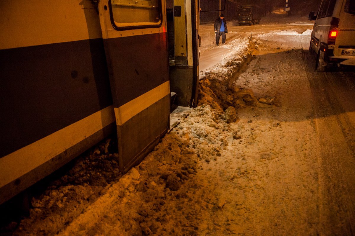 Кондукторам пришлось рыть снежные завалы Кондукторам пришлось рыть снежные завалы