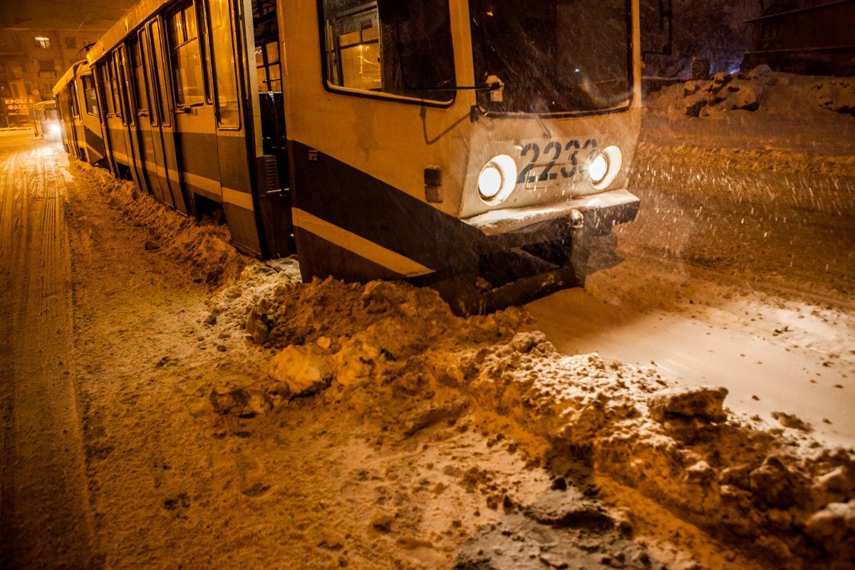 Трамвай зарылся в снегу Трамвай зарылся в снегу