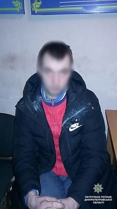 В Днепре мужчина угрожал своим родным кухонным ножом 1