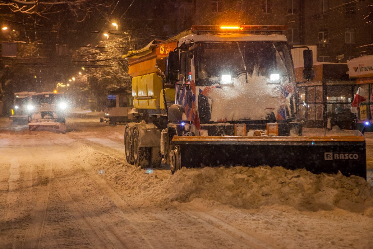Но техника увлеклась уборкой дорог