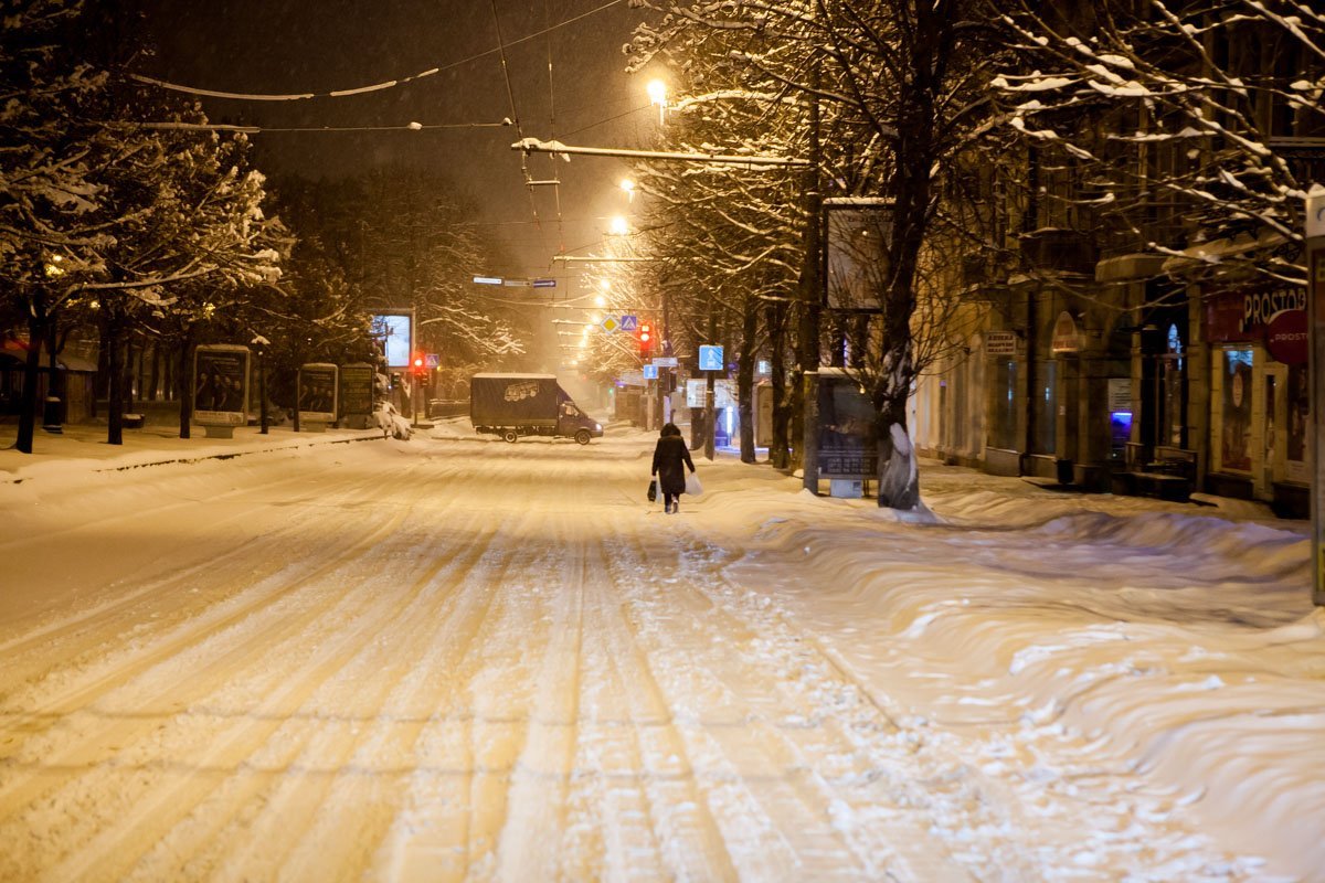 Женщина спешит на работу