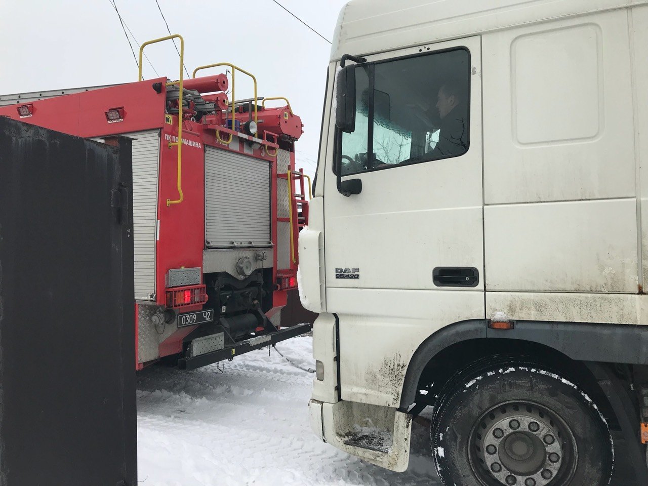 Водители фур стали заложниками засыпанных снегом дорог