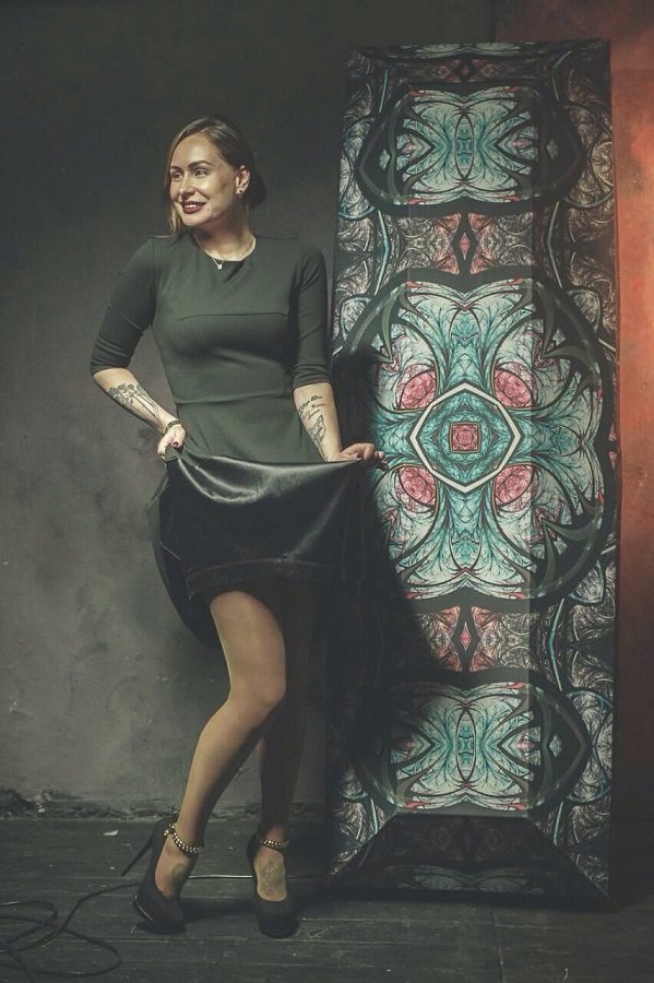 Сексуальные девушки на фоне гробов в Днепре: жителей возмутила необычная фотосессия 3