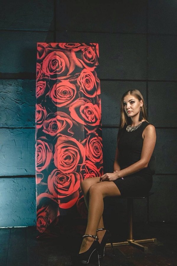 Сексуальные девушки на фоне гробов в Днепре: жителей возмутила необычная фотосессия 5