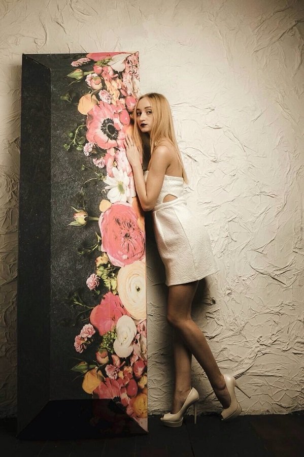 Сексуальные девушки на фоне гробов в Днепре: жителей возмутила необычная фотосессия 7