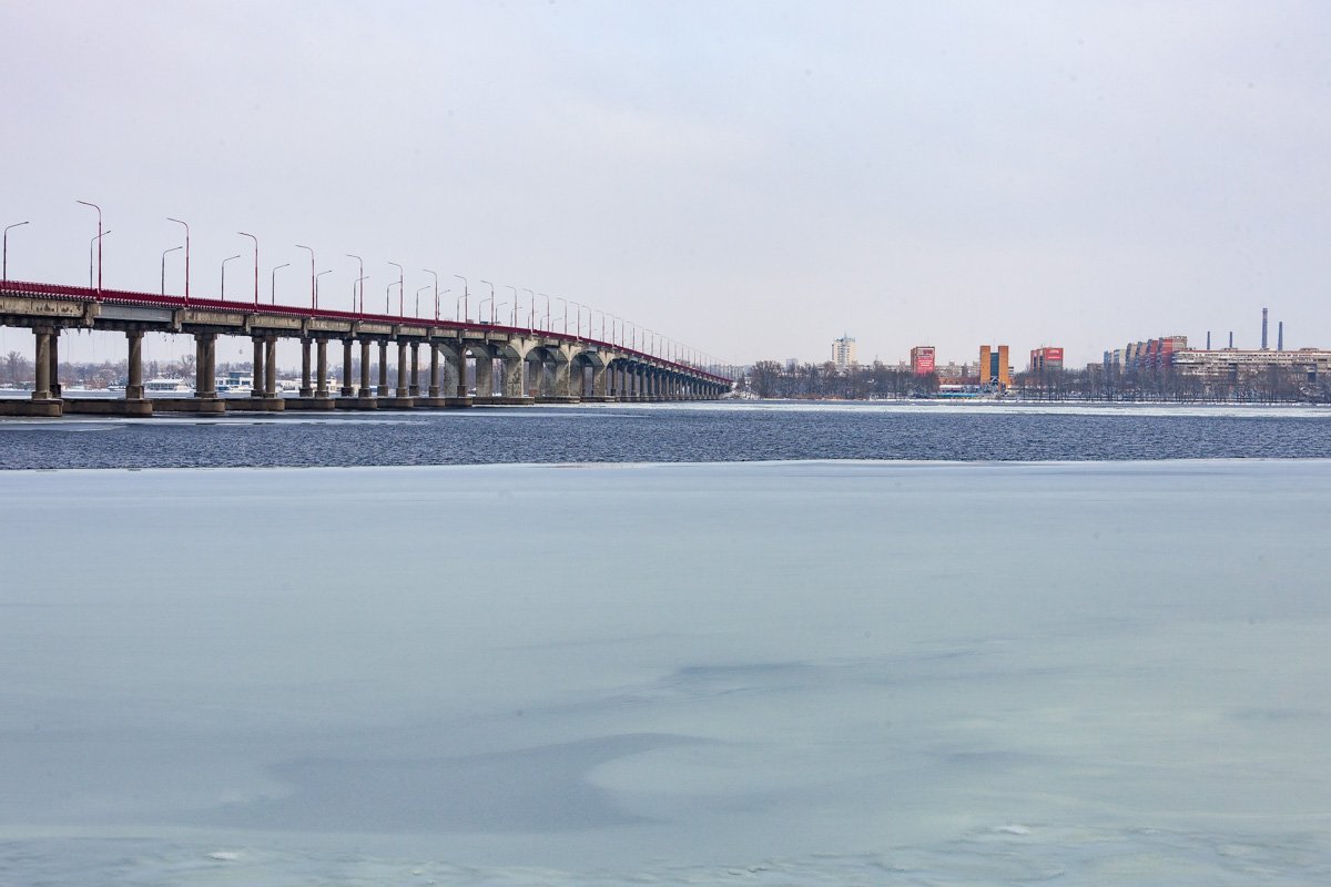 Лед на реке манит, однако лучше воздержаться от прогулок на нем