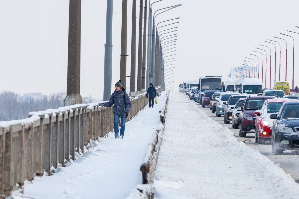 Из-за снега на мосту затруднилось движение транспорта