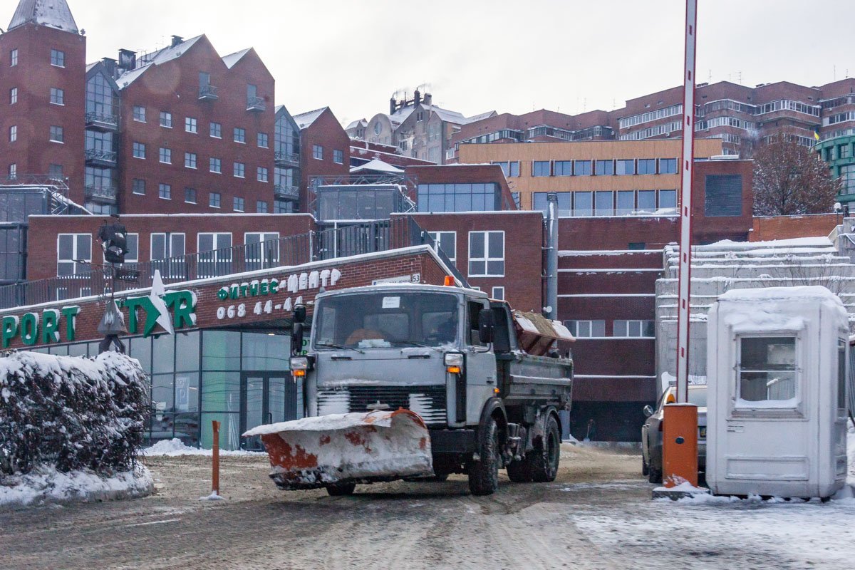 Снегоуборочная техника безостановочно чистит дороги 