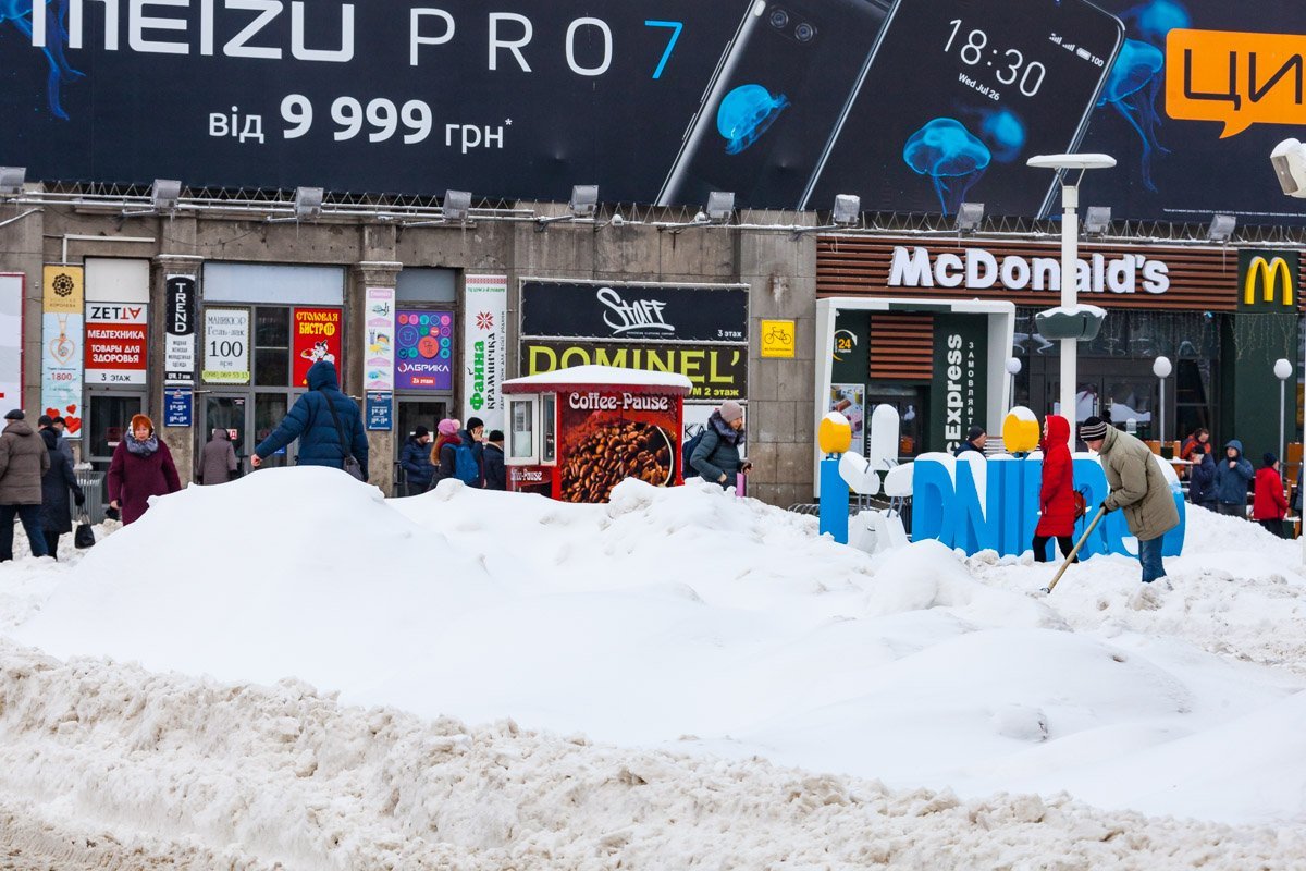 Коммунальщики пытаются освободить Европейскую площадь от снежного плена 