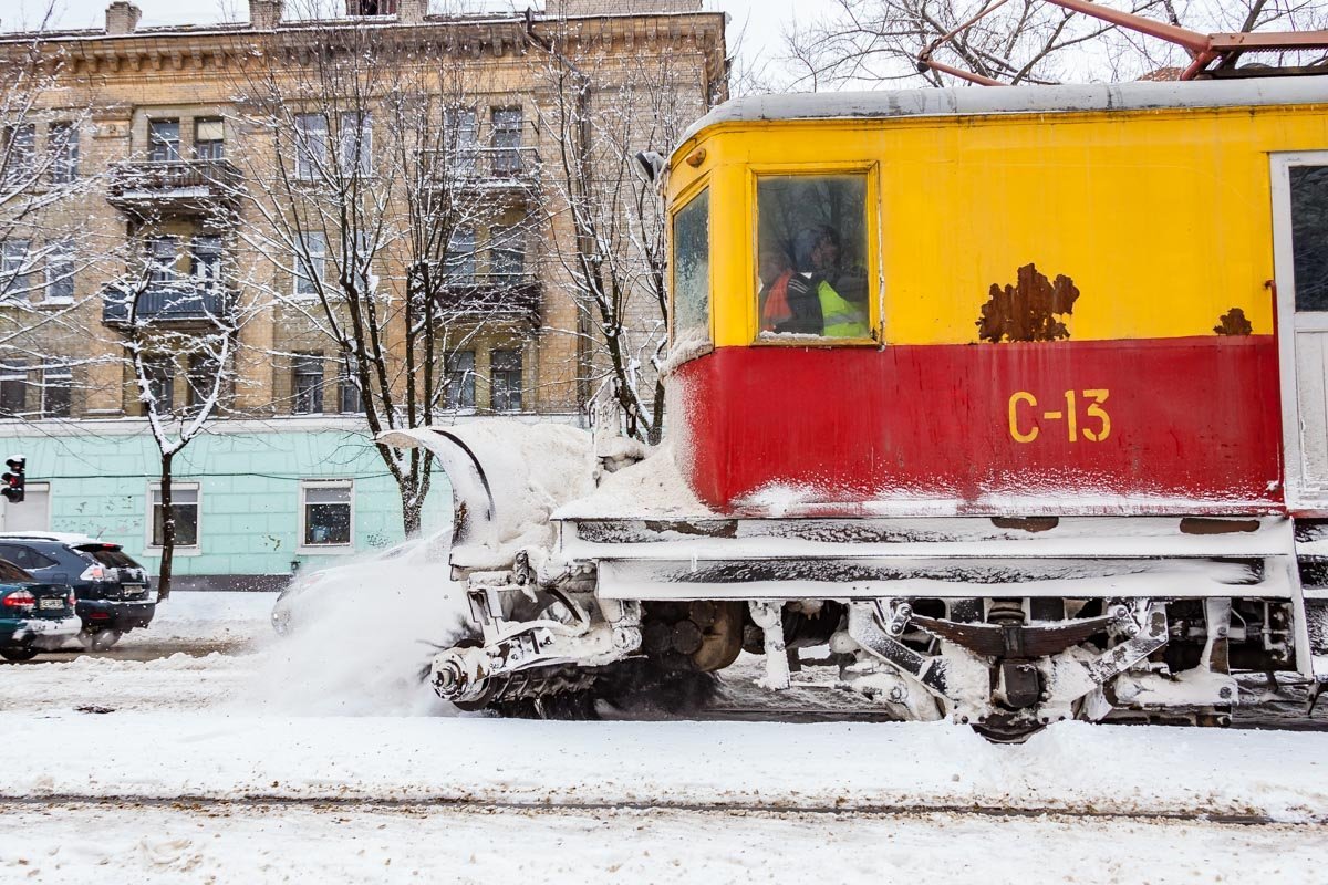 Очистка трамвайных рельсов от снега