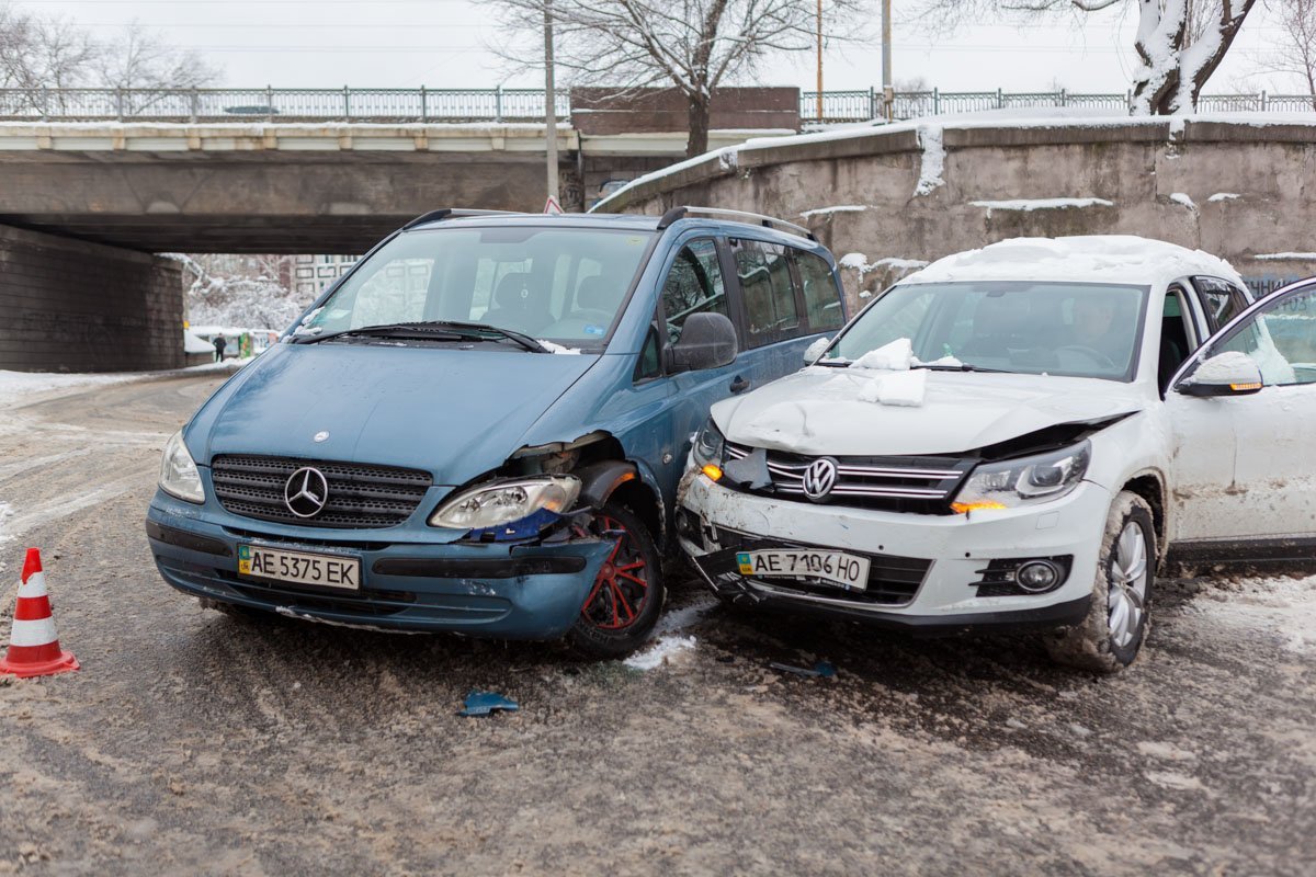 Автомобили столкнулись возле Старомостовой площади Автомобили столкнулись возле Старомостовой площади