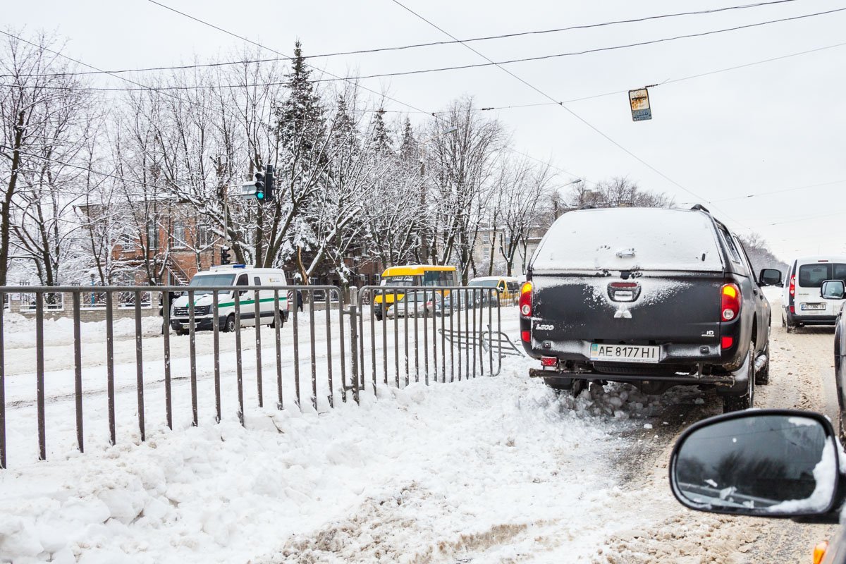 Движение транспорта на этом участке дороги затруднено Движение транспорта на этом участке дороги затруднено