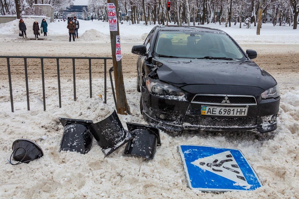 Пытаясь затормозить, водитель не справился с управлением и врезался в светофор Пытаясь затормозить, водитель не справился с управлением и врезался в светофор