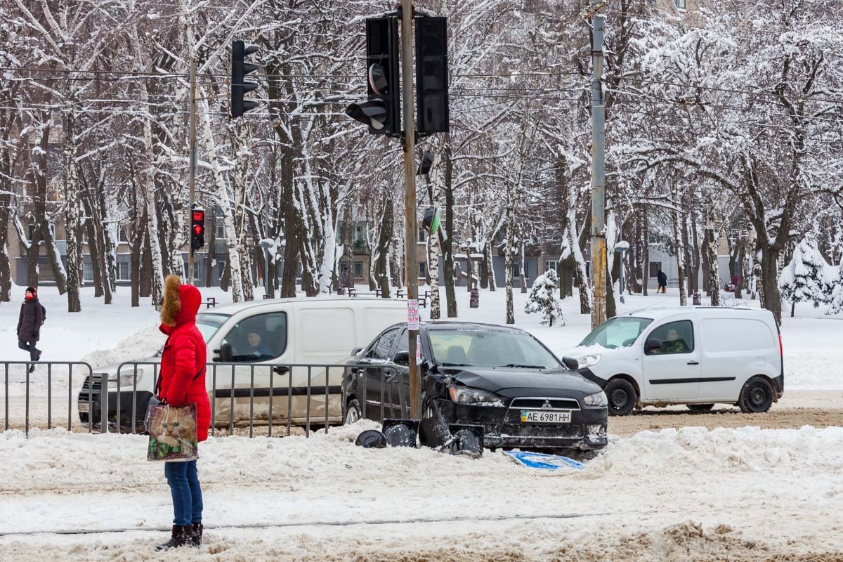 Когда автомобиль ушел в занос, груда снега, находившаяся на обочине проезжей части, сбила с ног женщину, дожидавшуюся приезда трамвая Когда автомобиль ушел в занос, груда снега, находившаяся на обочине проезжей части, сбила с ног женщину, дожидавшуюся приезда трамвая