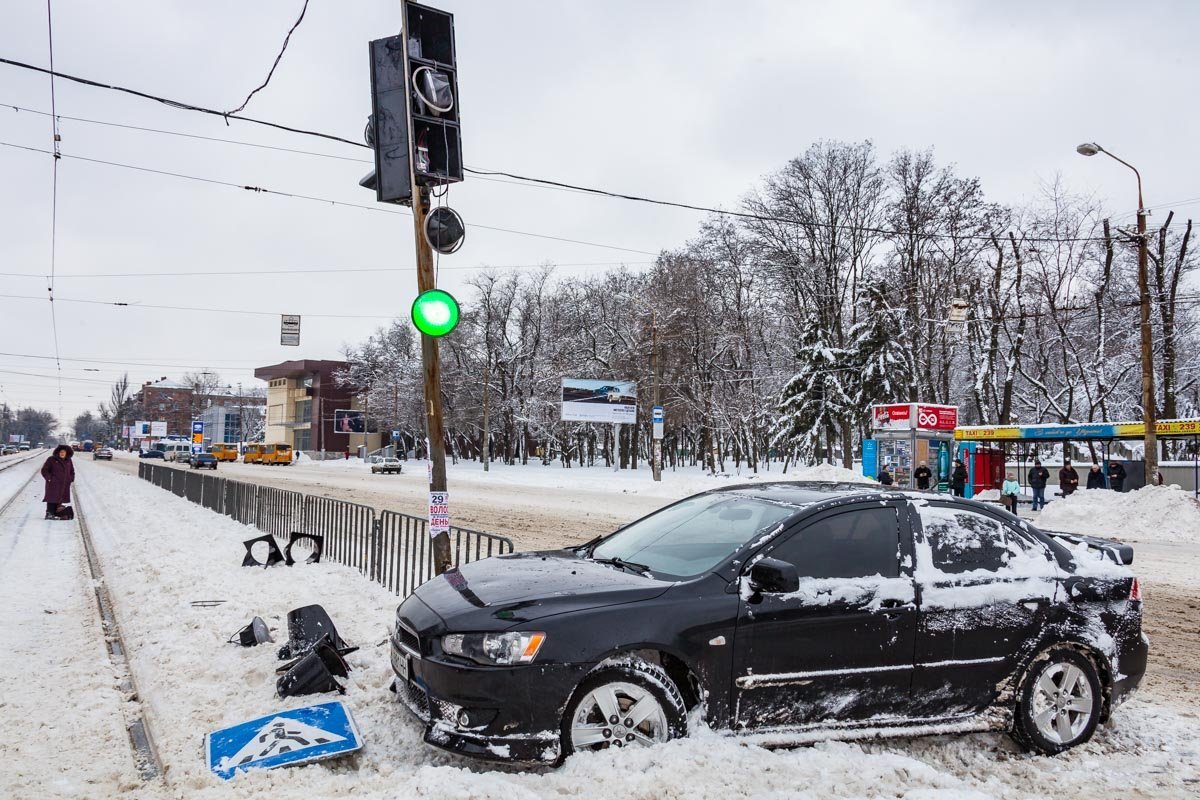 После происшествия женщина смогла самостоятельно встать на ноги, но жаловалась на плохое самочувствие После происшествия женщина смогла самостоятельно встать на ноги, но жаловалась на плохое самочувствие
