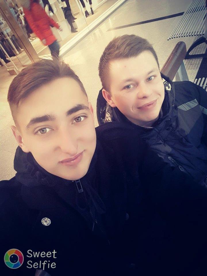 На всех других фотографиях в профиле изображен совершенно другой человек На всех других фотографиях в профиле изображен совершенно другой человек