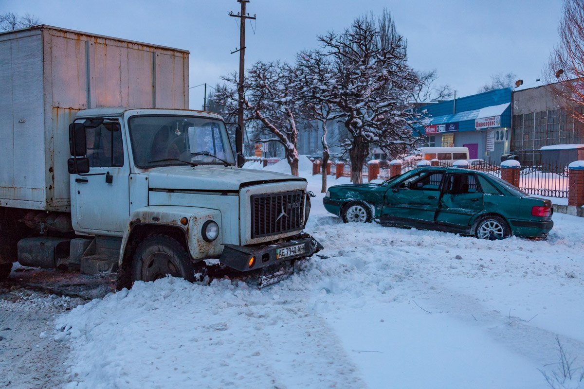 На улице Днепросталевской столкнулись ГАЗ и Audi
