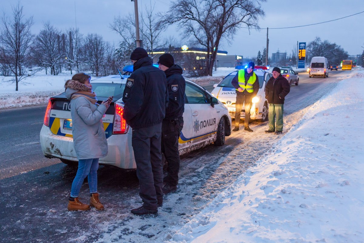 На месте происшествия работают сотрудники патрульной полиции