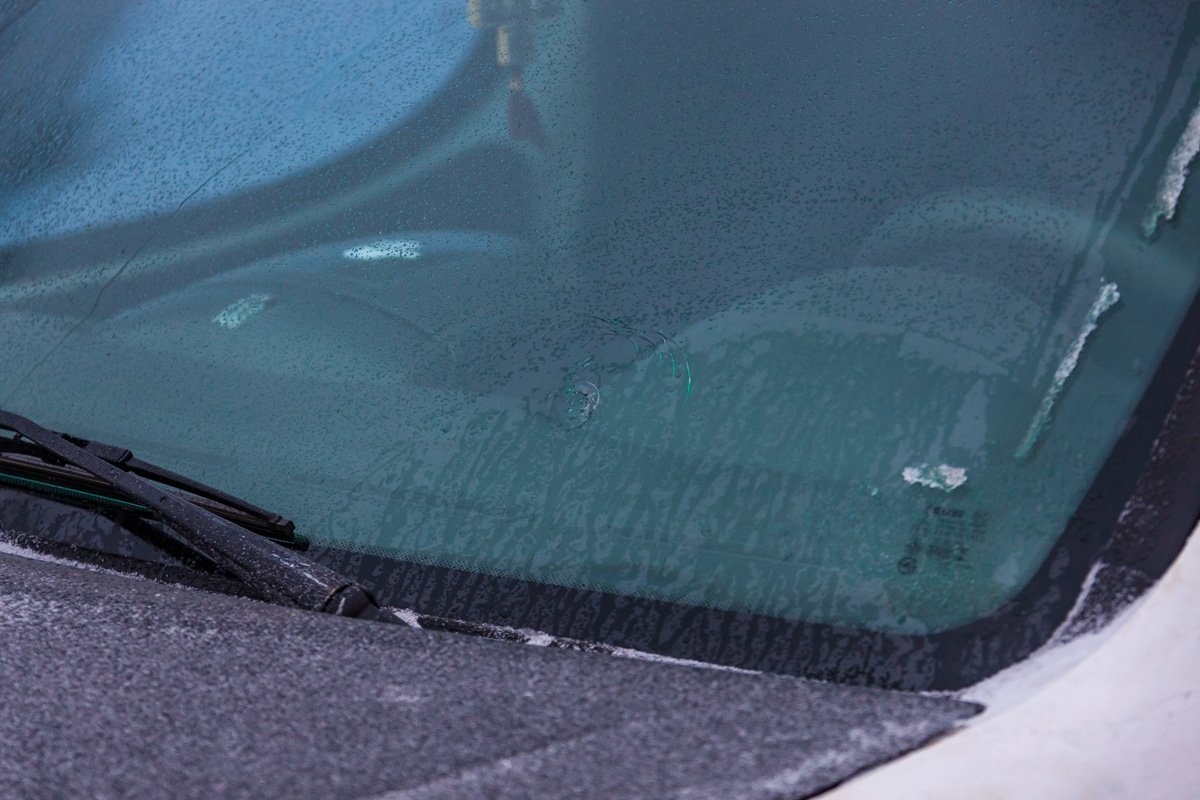 Охранник яхт-клуба выстрелил в лобовое стекло автомобиля из пневматического пистолета Охранник яхт-клуба выстрелил в лобовое стекло автомобиля из пневматического пистолета