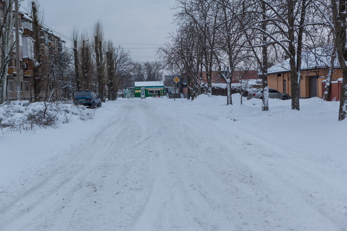 Местные жильцы ждут, когда во дворах почистят дороги Местные жильцы ждут, когда во дворах почистят дороги