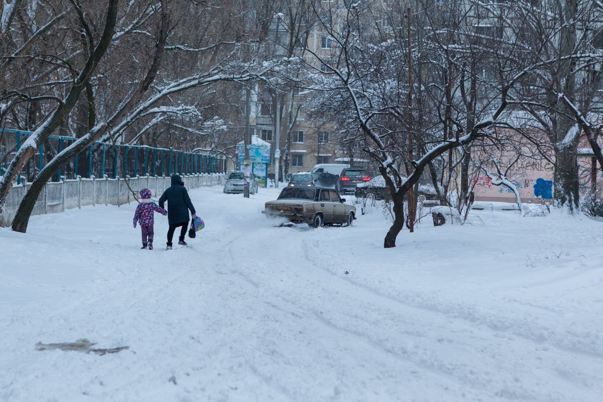 Дворы Днепра завалены снегом: как убирают и куда жаловаться