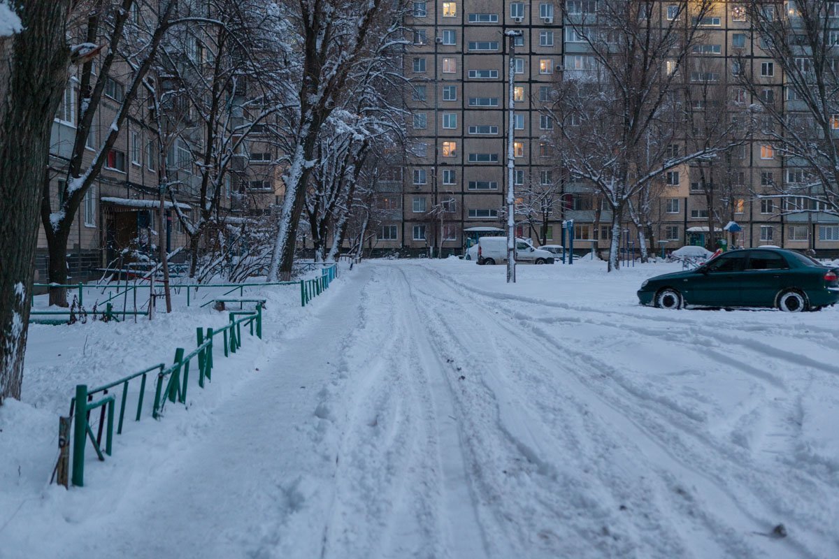 Дворы Днепра завалены снегом: как убирают и куда жаловаться