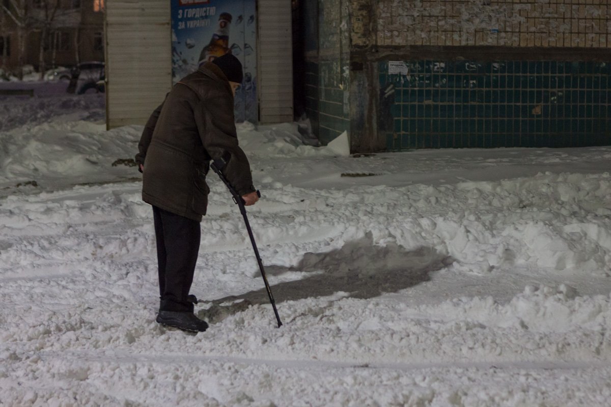 Дедушке было сложно передвигаться из-за снега на дорогах  Дедушке было сложно передвигаться из-за снега на дорогах