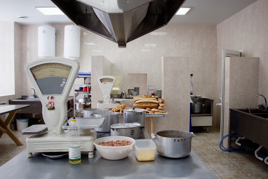 Александр Шикуленко провел инспекцию в обновленных пищеблоках школы № 88 и детского сада № 240