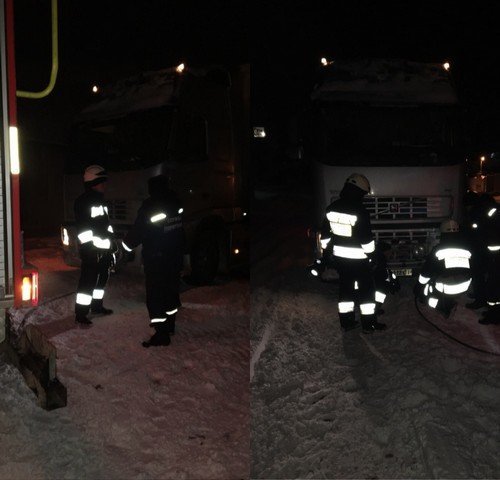 Спасатели помогают водителю 