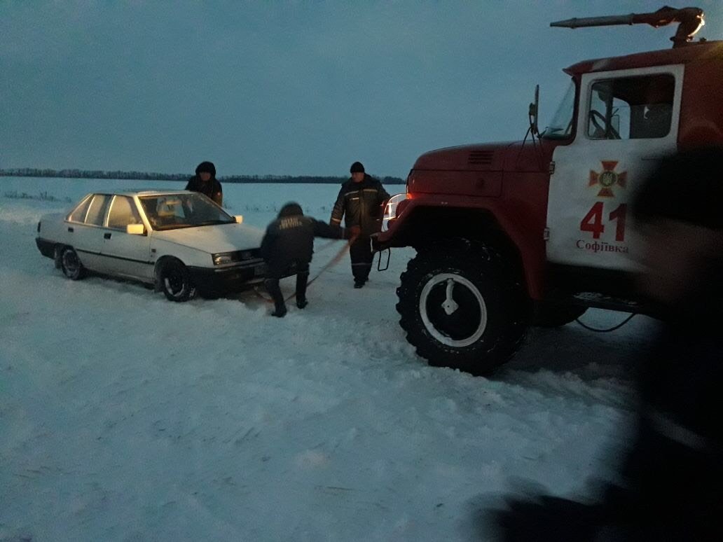 Легковым автомобилям тоже нужна была помощь